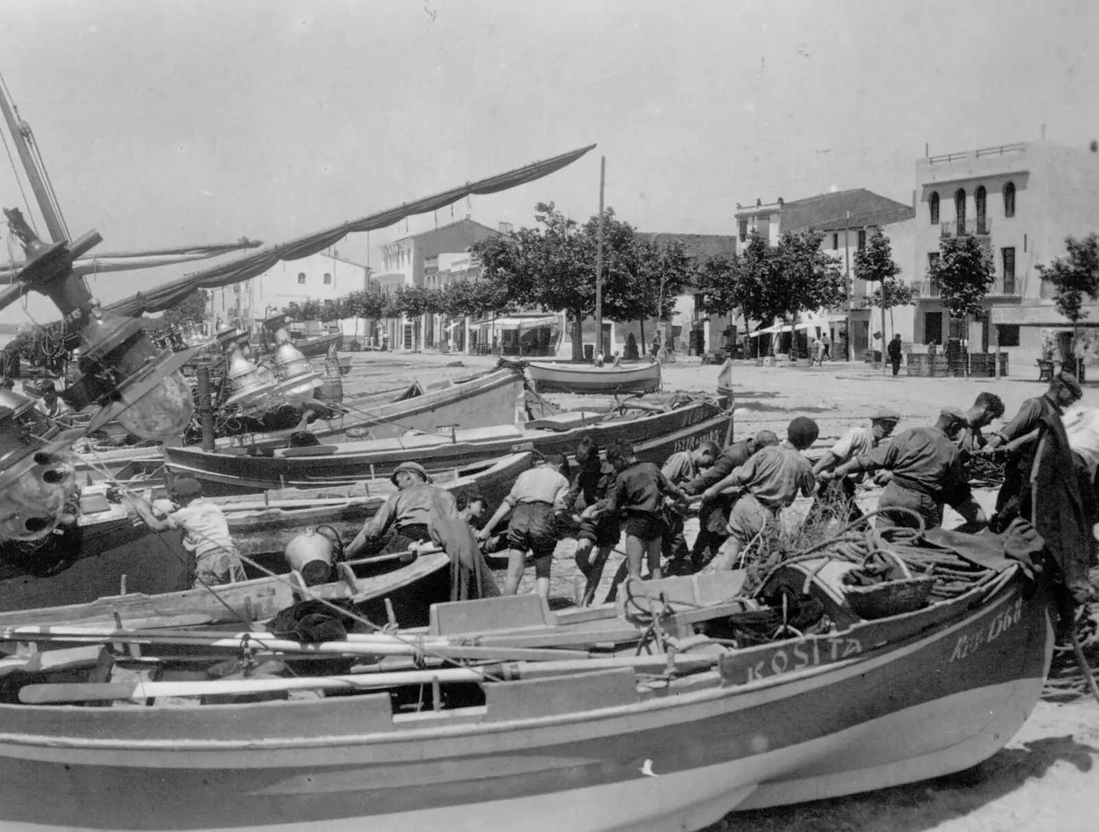 Fotografia antiga en blanc i negre de barques de pesca varades al port de Roses